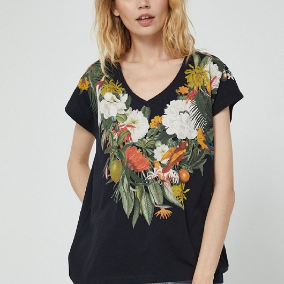 Tricou negru din bumbac, cu fason oversize, cu decolteu în V și sistem de prindere în spate, la baza gâtului. Este mai lung în partea din spate. 