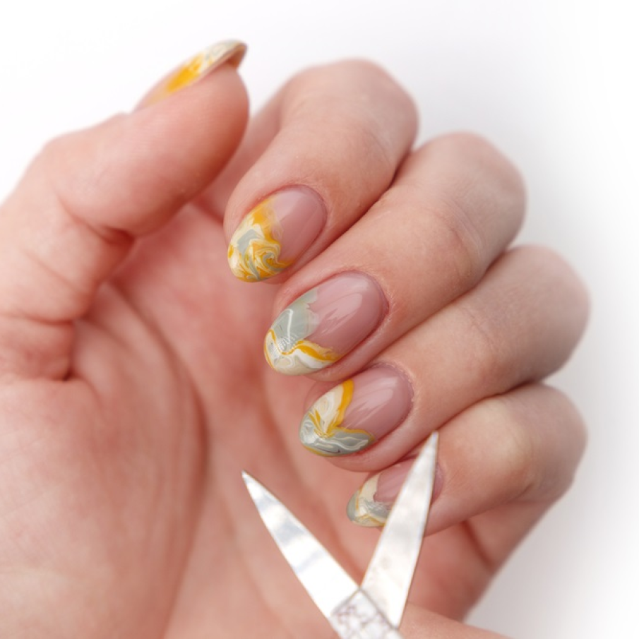 Maniciura french creativă cu tonuri de galben nisipiu și gri 
