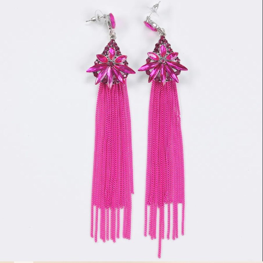 Cercei lungi cu franjuri metalice roz în nuanță de viva magenta, culoarea anului 2023 