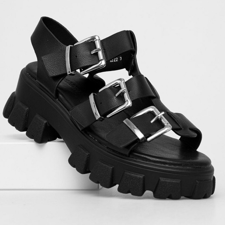 Sandale negre rock-chic cu talpa sculptată și 3 catarame decorative. Înălțimea platformei este de 7 cm. 