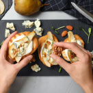 Descoperă „pâinea-minune” din doar două ingrediente: se face rapid, fără cuptor, direct în tigaie!