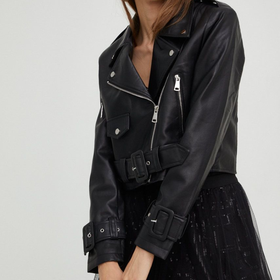 Geacă neagră tip biker din colecția Answear Lab confecționată din piele ecologică. Pentru un efect deosebit, în talie este prevăzută cu o curea.