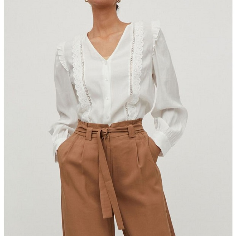 Cămașă Vila cu decolteu în V și detalii cu volane din dantelă Sangallo