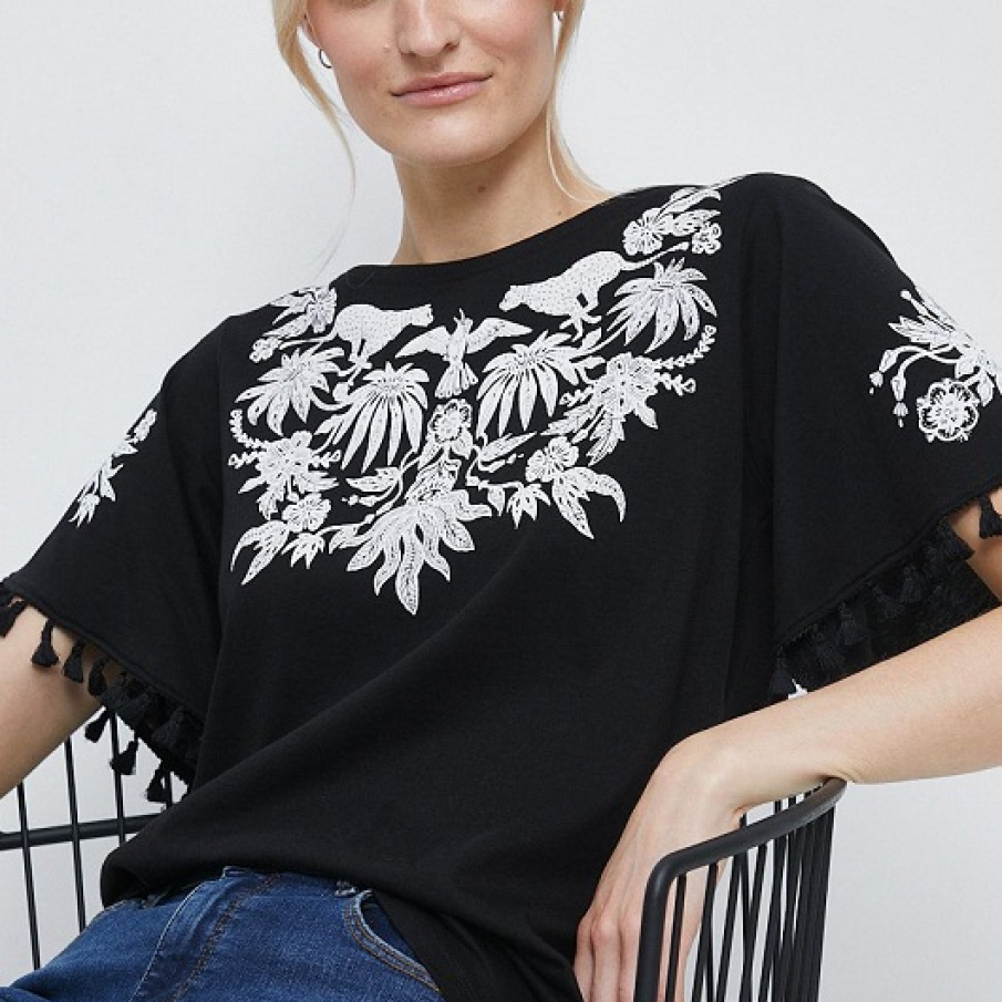 Tricou negru din colecția Medicine, cu imprimeu alb și ciucuri decorativi la nivelul mânecilor 