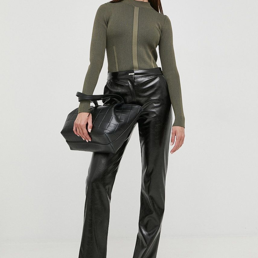 Pantaloni din imitație de piele, drepți, din colecția Patrizia Pepe, cu buzunare oblice și talie înaltă