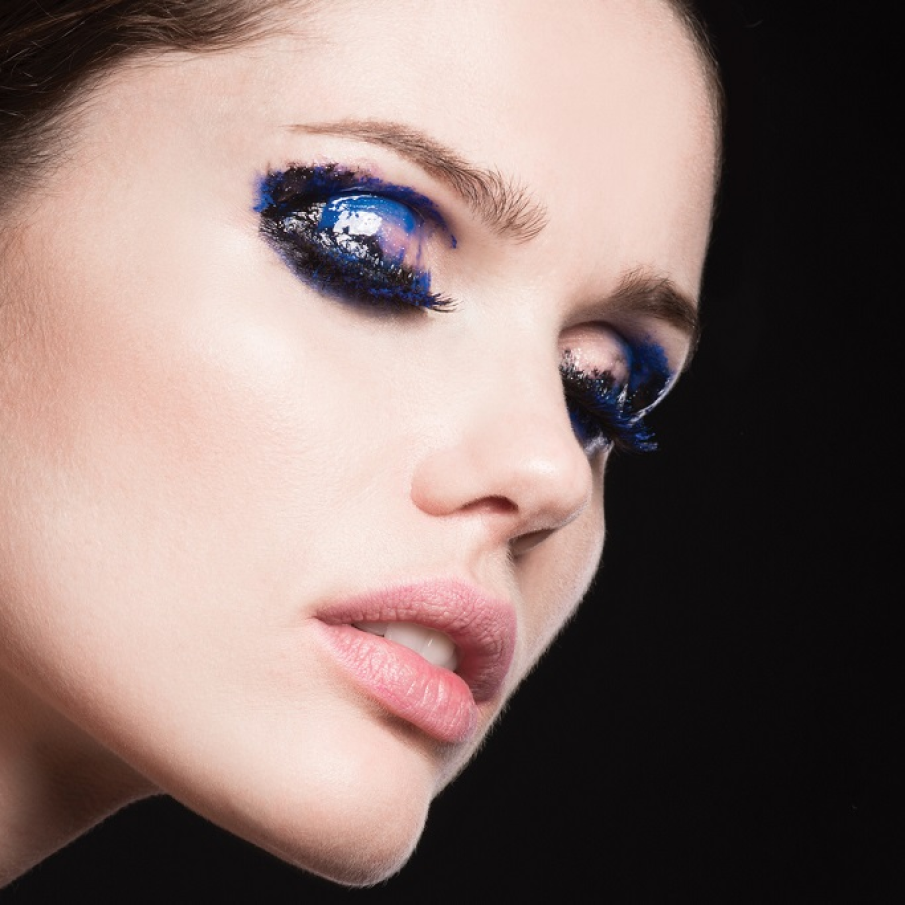 Blenduim mascara, albastru si alb. Efectul? Abstract si interesant! 