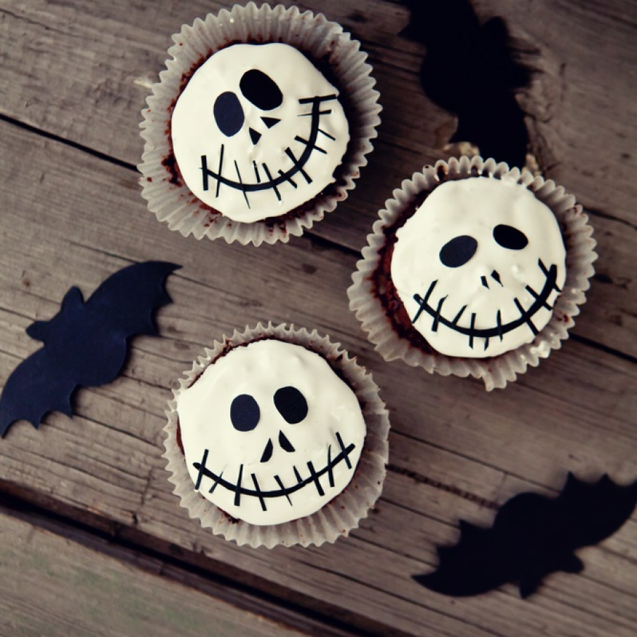 Cupcakes decorate cu chip de fantome din Coco și spirite de pe lumea cealaltă 