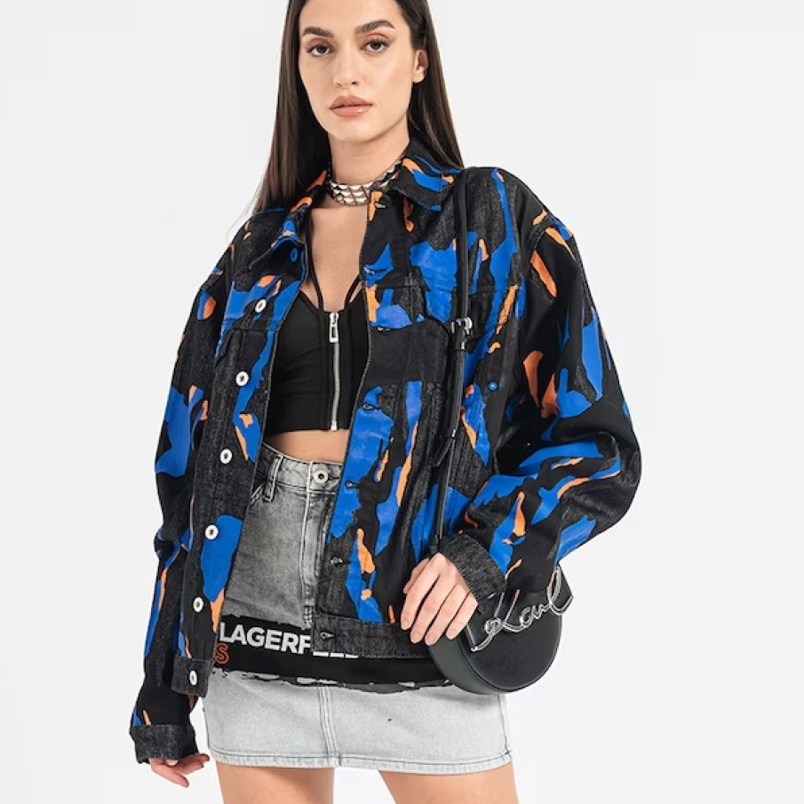 Jachetă supradimensionată de denim KARL LAGERFELD JEANS cu un imprimeu animal print de efect ce combină nuanța de albastru intens cu portocaliu stins și negru 