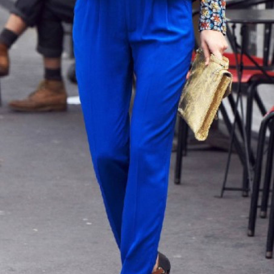 Pantalonii in culori tari