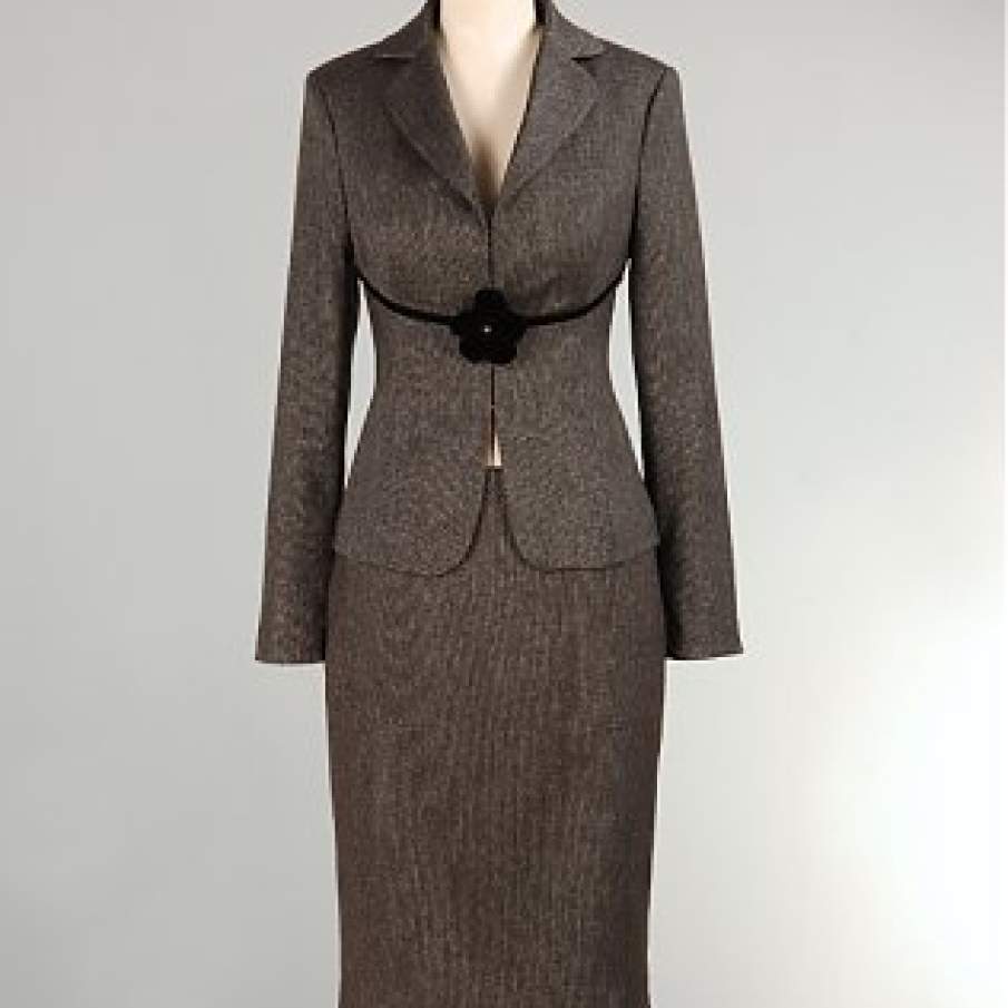 Tinuta office gri cu accesoriu floare 