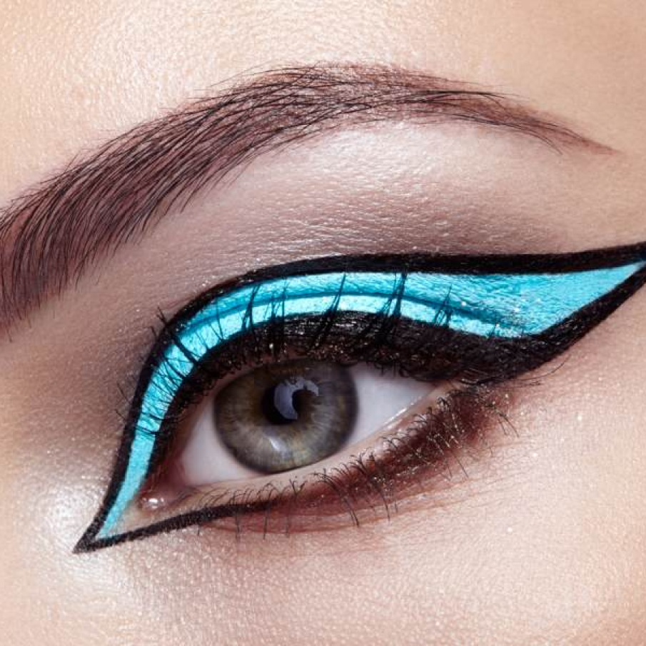 Machiaj structurat creat cu ajutorul dungilor de tus 