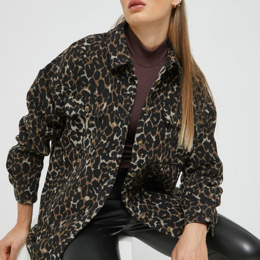 Cămașă Noisy May din țesătură ornamentată, cu guler și manșete încheiate. Are linia umerilor lăsată.