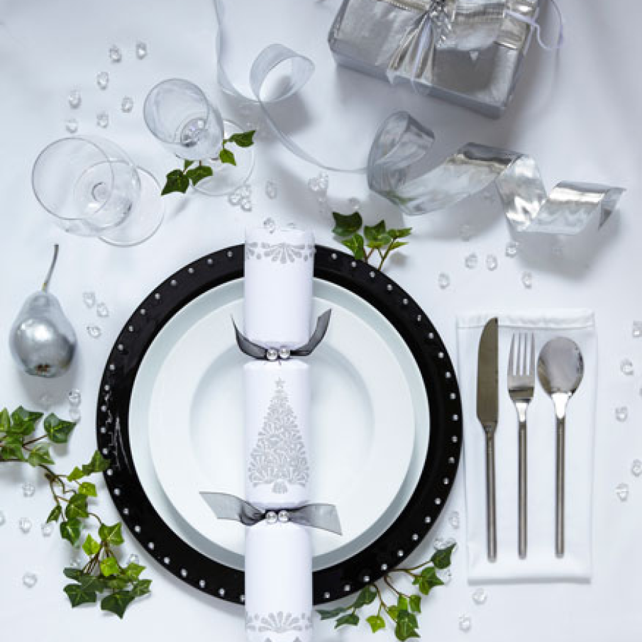 Aranjament masa in alb si negru