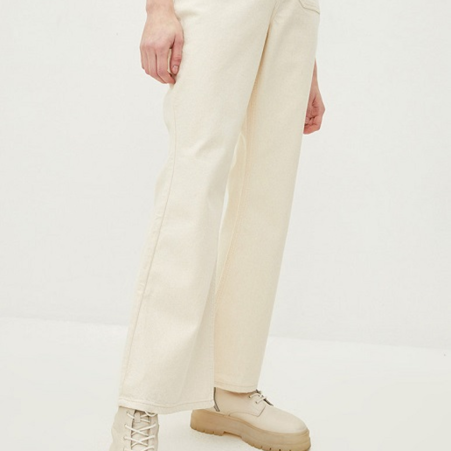 Blugi largi și foarte largi, care creează acel aspect de lejeritate și non-conformism, sunt în tendințe în acest sezon!