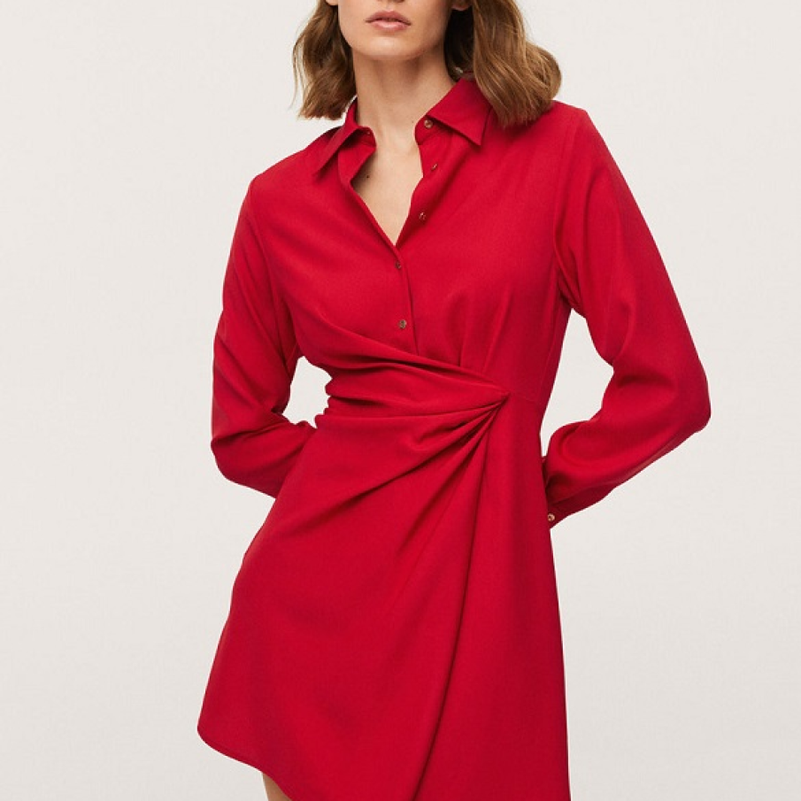 Rochie mini tip cămașă de la Mango, cu un detaliu drapat ce pornește din talie 