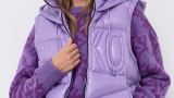 Vestă Pinko violet, de iarnă, având guler ridicat pentru o protecție ridicată împotriva frigului și a vântului 