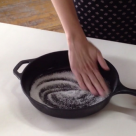 Trucuri in bucatarie: Cum sa cureti o tigaie in 10 secunde