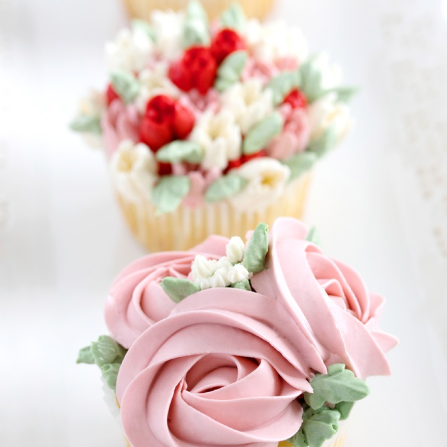 Cupcakes cu cremă de unt și decorațiuni florale elegante 