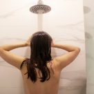 Dușurile reci nu sunt pentru toată lumea: Avertismentele medicilor despre riscurile ascunse ale expunerii la apă rece