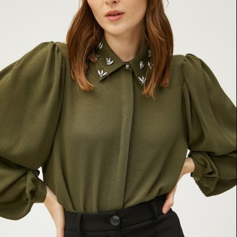 Cămașă verde militar, cu mâneci bufante și guler ascuțit cu aplicații metalice de efect 