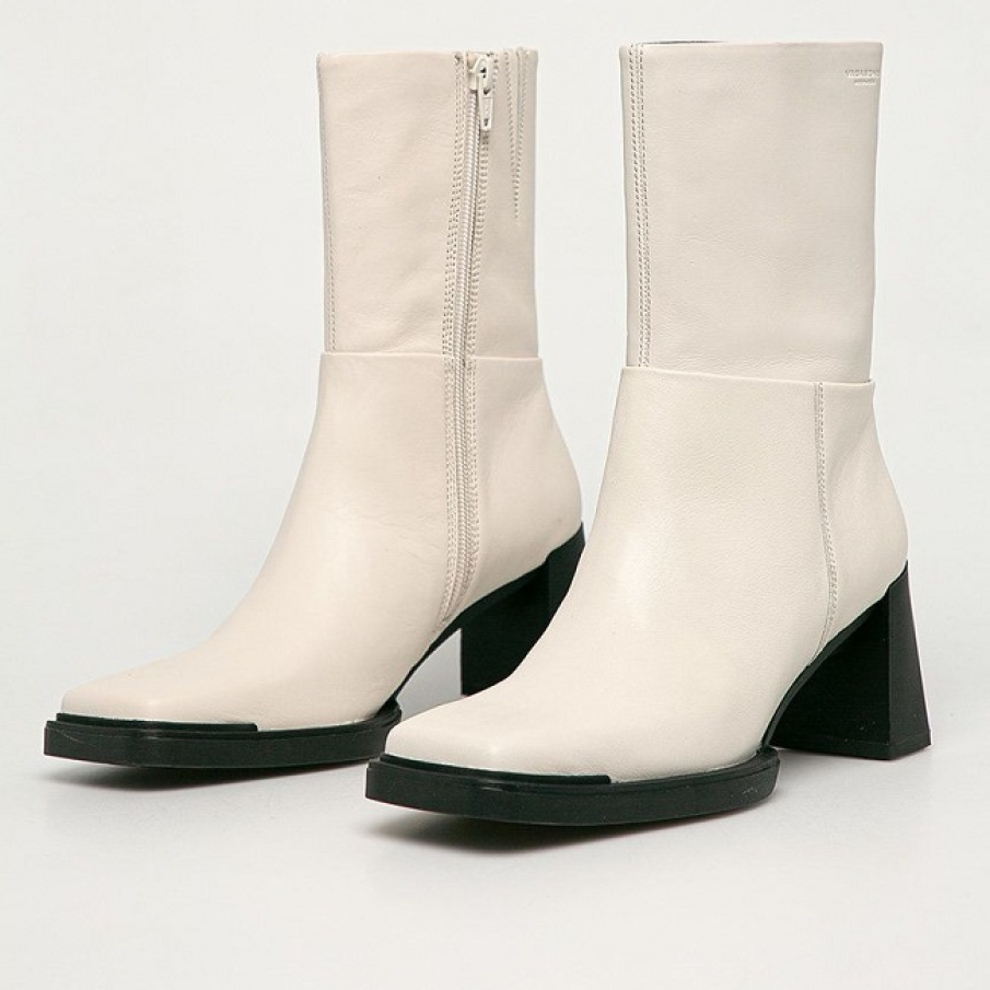 Botine extralungi Edwina din colecția Vagabond. Tocul este gros, pătrățos, de 7 cm, iar pielea din care sunt confecționate este de culoare albă. 