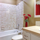 6 trucuri pentru a beneficia de un spațiu mai mare într-o baie de mici dimensiuni