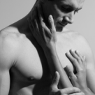 Cand rolurile se inverseaza: barbatul devine lacrima, femeia- umarul