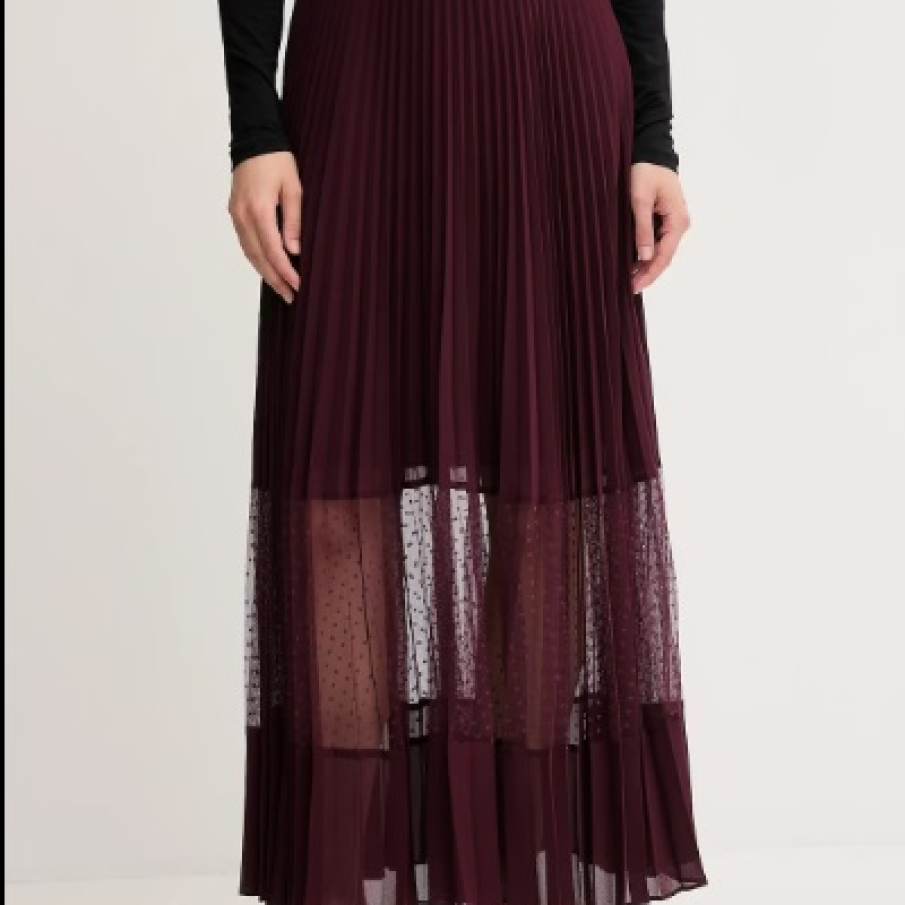 11 modele de fuste plisate și stilate, în tendințe în toamna 2025