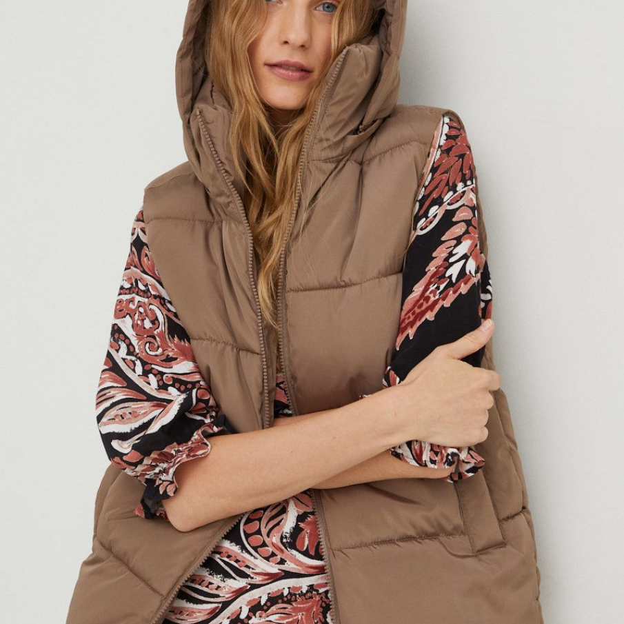 Vestă Answear Lab maro, de iarnă, confecționată din țesătură netedă. Are croiala dreaptă și buzunare oblice