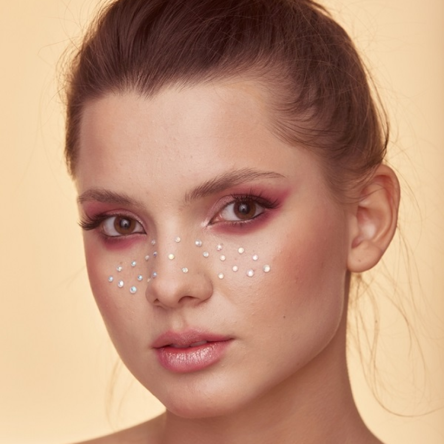 Se poartă în 2022 orice (aproape orice) imită pistruii, inclusiv strasurile aplicate sub formă de pistrui pe aripile nasului și obraji