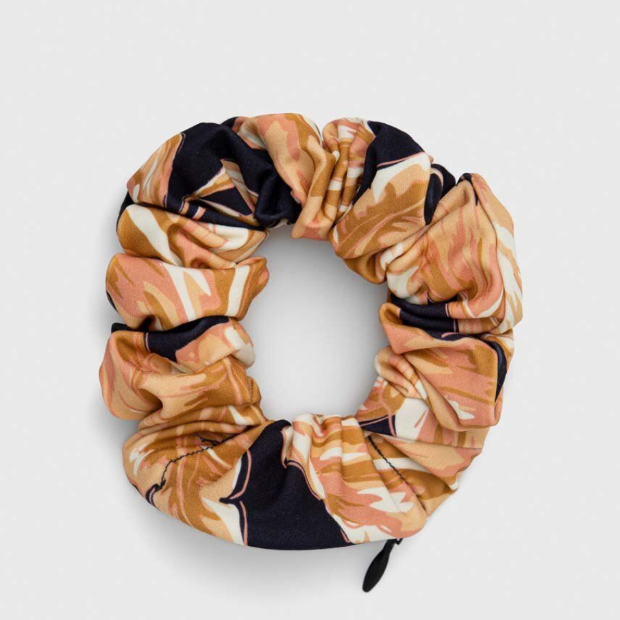 Elastic de păr scrunchie din colecția Rip Curl în nuanțe calde de maro combinate cu negru. Dispune de un fermoar care se deschide 