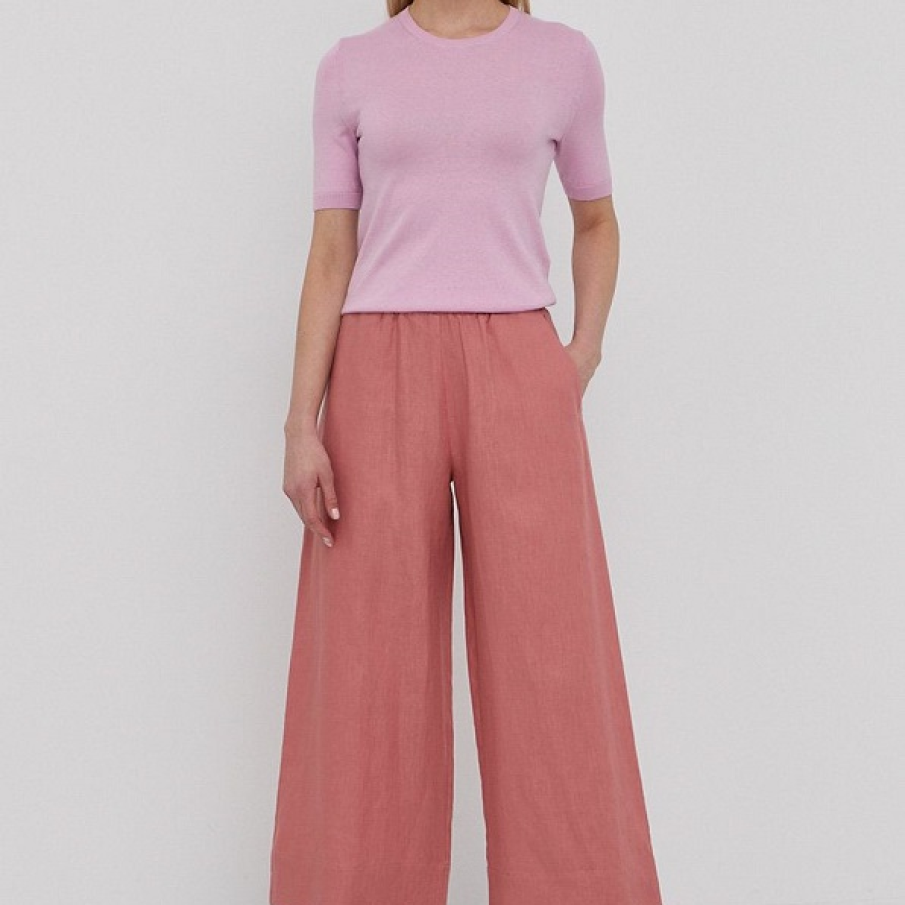 Inul este un material extrem de îndrăgit vara, iar acești pantaloni roz tip culottes, de lungime trei sferturi, sunt răcoroși și minunați pentru zilele caniculare ale verii.