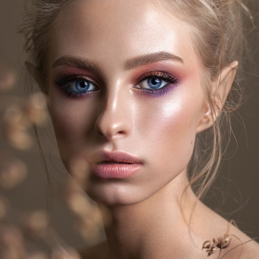 Accente contrastante de culoare sub pleoapele inferioare 