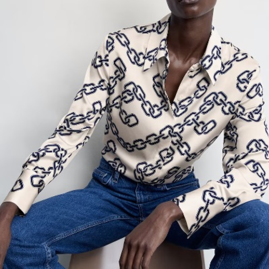 Cămașă vaporoasă de satin Mango, în nuanță de maro nisipiu, cu imprimeu abstract tip lanț 