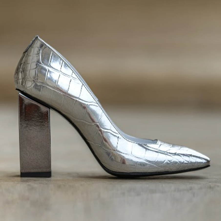 Pantofi de piele în nuanță de argintiu metalic, cu toc înalt și gros și vârf pătrat 