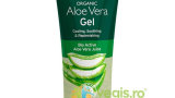 Gel Cu Aloe Vera 99.9%, în recipient de 200 ml, de la OPTIMA. Hrănește, calmează și poate ajuta la refacerea pielii uscate și cu probleme. Poate fi aplicat și pe vergeturi, cicatrici și pe piele uscată sau expusă la soare