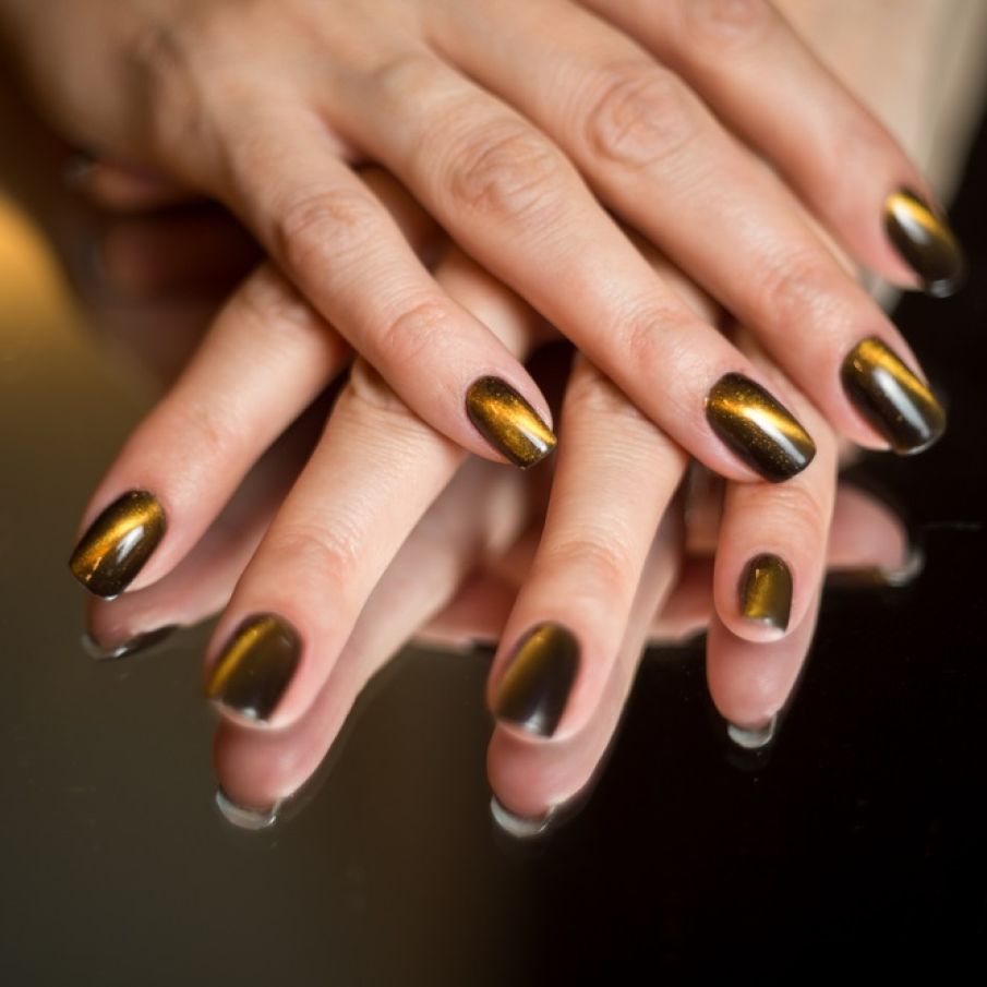 Manichiură Ochi de pisică cu fascicule aurii de lumină