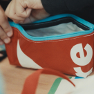 Wolt România transformă vechile genți de livrare Tazz în ghiozdane pentru copii din medii defavorizate