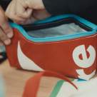 Wolt România transformă vechile genți de livrare Tazz în ghiozdane pentru copii din medii defavorizate