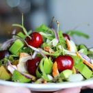 Salata cu pui afumat si cirese