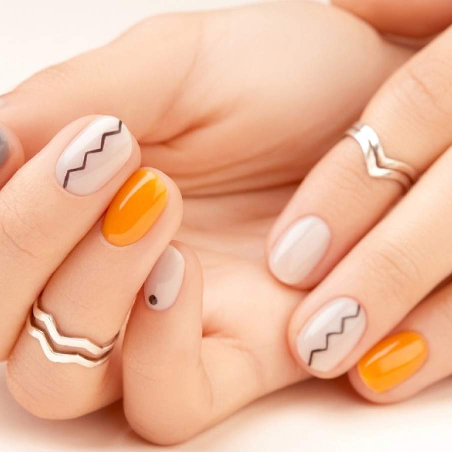 Manichiură minimalistă cu detaliu tip fulger 