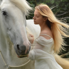 Sunt persoane care se cred speciale, iar altele, în tăcere, chiar sunt. Nu trec în fală prin lume, nu așteaptă aplauze, nu creează aparențe