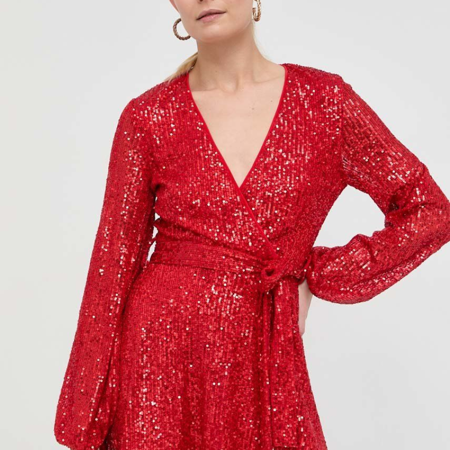 Rochie roșie scurtă Bardot, scantaietoare ca focul, confecționată din material subțire, elastic, decorat cu paiete