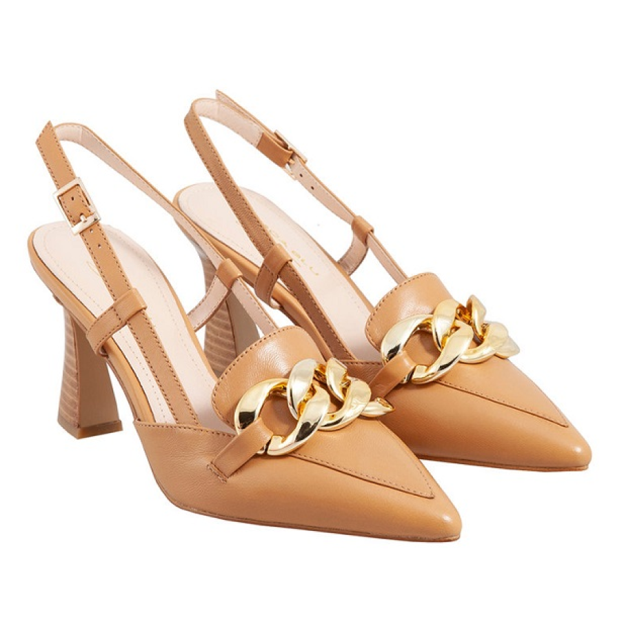 Pantofi slingback Tosca Blu în nuanță de ocru. Au vârf ascuțit și un detaliu metalic auriu proeminent și chic. 