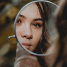 Exces de sebum: care sunt cauzele și cum îl ții sub control