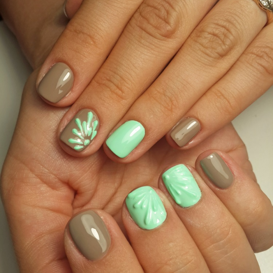 Maro-ul si verdele sunt culorile principale ale naturii si se potrivesc de minune si pe unghii