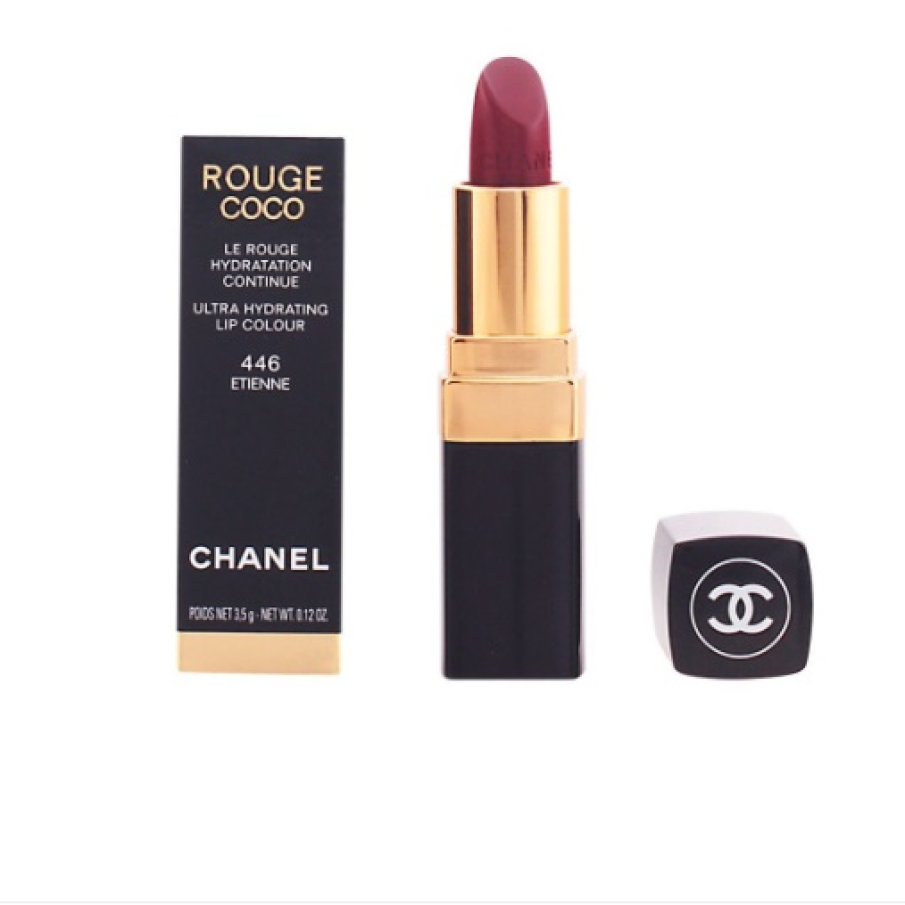 Rouge Coco - un ruj de buze hidratant de la Chanel, într-o nuanță superbă de roșu vin, cu o textură reinventată, care durează mult și catifeleaza buzele în același timp