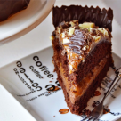 Desertul de duminica: Tort de ciocolata si caramel
