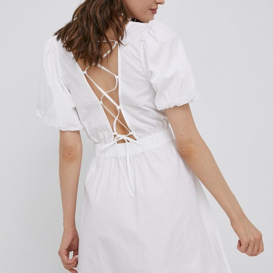 Rochie Only alba, din bumbac, cu decolteu pătrat și decupaj în V pe spate, evidențiat cu ajutorul unor bretele încrucișate.  