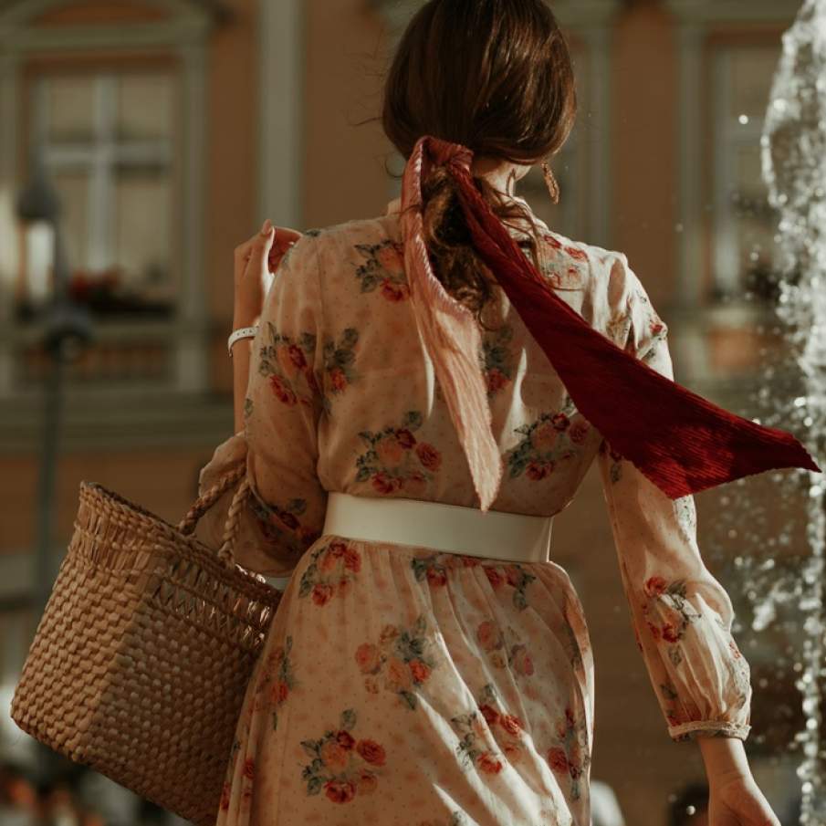 Parul prins 'neglijent' in coada si prins cu o esarfa in culori duble